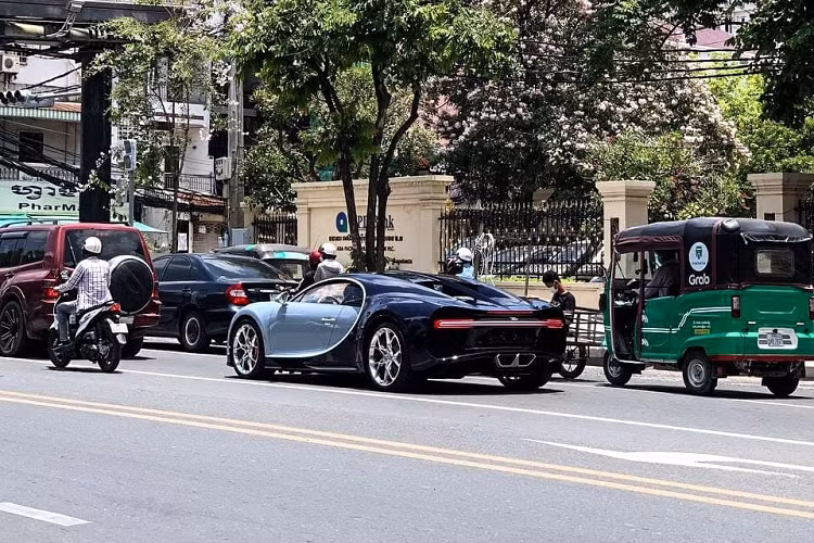 Việc một đại gia Campuchia mới đây tậu chiếc siêu xe triệu đô Bugatti Chiron cực độc thứ 3 về nước đã khiến cho không ít người yêu xe ở Đông Nam Á bất ngờ. Ngay sau khi lộ ảnh xuất hiện ở Campuchia, ông hoàng tốc độ Bugatti Chiron này đã được mang ra đường để "tắm nắng" trên đường phố xứ sở chùa tháp.
