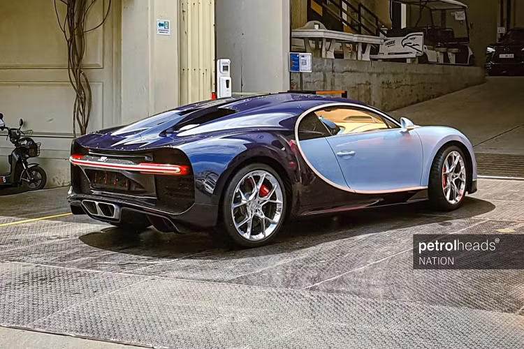 Bugatti Chiron thứ 3 về Campuchia sở hữu màu sơn xanh đậm Atlantic Blue ở nửa phía sau và phần đầu xe có thể là màu sơn bạc Liquid Silver. Nhìn qua các bức ảnh, màu sắc Liquid Silver trông như màu xanh nhạt phối cùng màu xanh đậm.