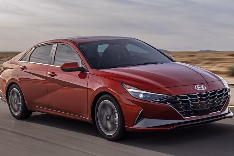 Từ số liệu thống kê, có thể thấy khách hàng Hàn Quốc đang có xu hướng mua Grandeur nhiều hơn. Mẫu sedan hàng đầu của Hyundai đã tiêu thụ được 144.188 chiếc trong năm 2020, gấp đôi so với năm 2019 (66.039 chiếc). Grandeur hiện là mẫu xe bán chạy số 1 Hàn Quốc. Những năm gần đây, Hyundai tạo dựng được hình ảnh thương hiệu cao cấp hơn một chút so với Kia, và bây giờ nếu có người muốn mua một chiếc sedan của Hyundai họ thường sẽ chọn Elantra có giá cả phải chăng hoặc chọn luôn Grandeur hàng đầu. Do đó, Sonata tầm trung thường bị bỏ qua.