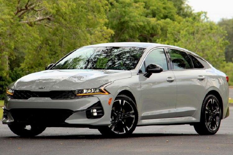 Trong khi Hyundai Sonata "thất thế", thì mẫu xe anh em Kia K5 (hay còn được biết đến với tên Kia Optima) lại có doanh số tăng đáng kể. Cụ thể, từ năm 2019 đến 2020, doanh số của Kia K5 đã tăng hơn gấp đôi, từ 32.453 chiếc vào năm 2019 lên 79.072 chiếc vào năm 2020, tạo ra chênh lệch lớn với doanh số của Sonata.