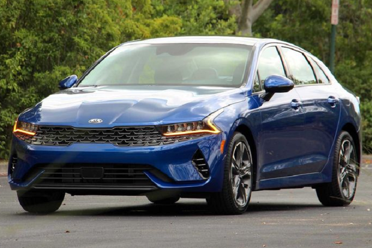 Khách hàng ở phân khúc xe hạng D của Sonata hiện đều đã chuyển sang Kia K5 trẻ trung hơn và gần gũi hơn. Sonata là một cái tên rất lâu đời ở Hàn Quốc và nó thường được gắn với những người đàn ông trung niên hay xe taxi. Dù là lý do gì thì Hyundai hiện đang dần bị đánh bay khỏi danh sách 10 xe bán chạy nhất tại Hàn Quốc.