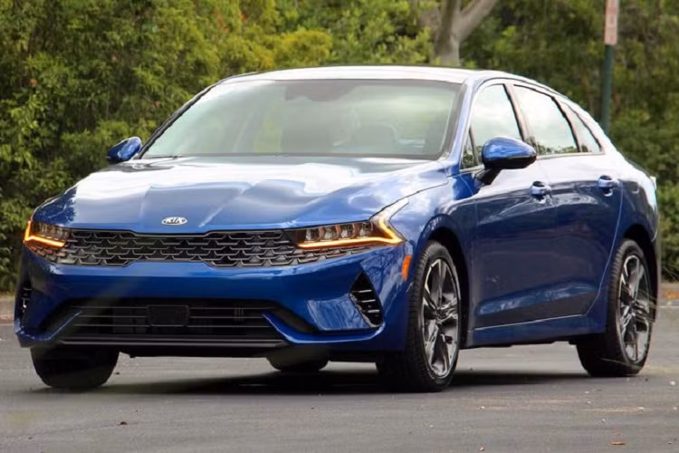 Khách hàng ở phân khúc xe hạng D của Sonata hiện đều đã chuyển sang Kia K5 trẻ trung hơn và gần gũi hơn. Sonata là một cái tên rất lâu đời ở Hàn Quốc và nó thường được gắn với những người đàn ông trung niên hay xe taxi. Dù là lý do gì thì Hyundai hiện đang dần bị đánh bay khỏi danh sách 10 xe bán chạy nhất tại Hàn Quốc.