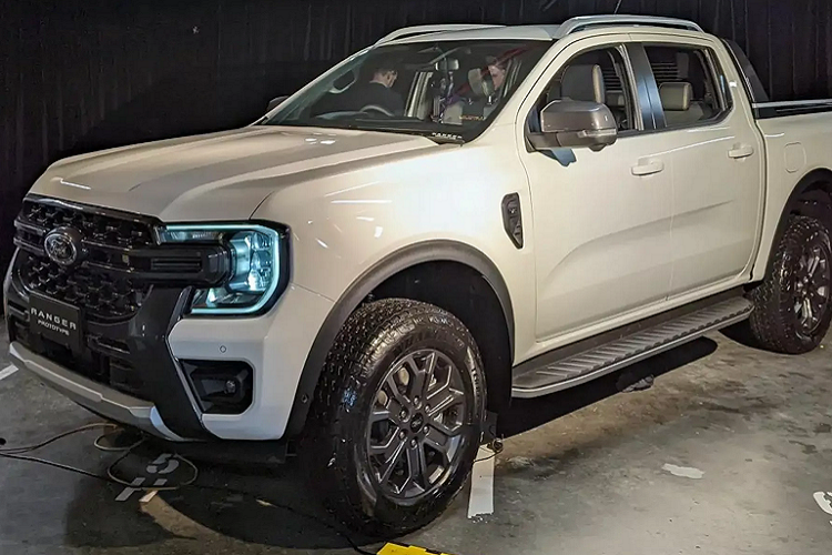 Mới đây, hãng xe Mỹ đang mang nguyên mẫu Ford Ranger 2022 máy dầu V6 3.0L tăng áp trưng bày để truyền thông ở Úc có dịp tiếp cận trước khi Ranger 2022 được đi vào sản xuất và “lên kệ” tại các đại lý vào năm sau.