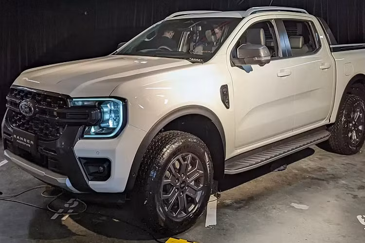 Mới đây, hãng xe Mỹ đang mang nguyên mẫu Ford Ranger 2022 máy dầu V6 3.0L tăng áp trưng bày để truyền thông ở Úc có dịp tiếp cận trước khi Ranger 2022 được đi vào sản xuất và “lên kệ” tại các đại lý vào năm sau.