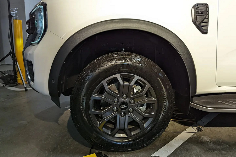 Sức mạnh được truyền xuống 4 bánh thông qua hộp số tự động 10 cấp, hệ dẫn động 4 bánh có hệ thống tiếp tục sử dụng tính năng Gài Cầu Điện Tử (Shift-On-The-Fly). Hệ thống dẫn động bốn bánh thông minh, toàn thời gian (Full-Time 4WD). Sử dụng cần số điện tử.