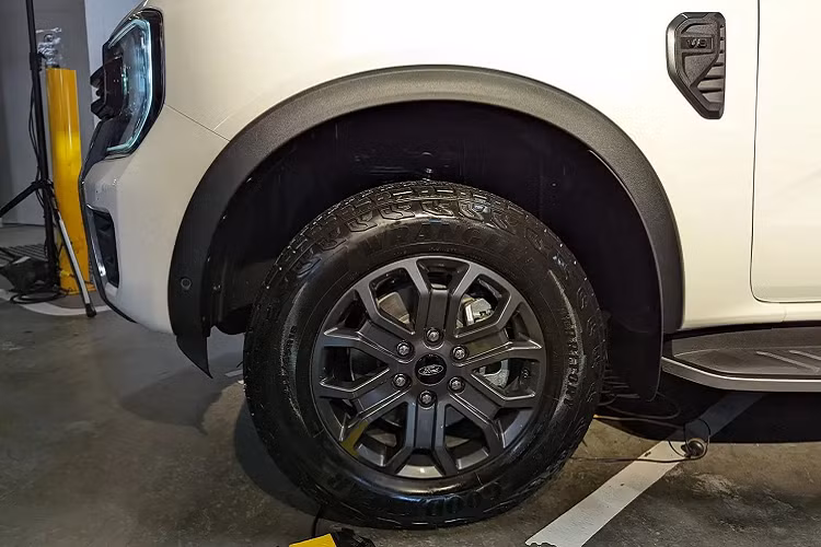 Sức mạnh được truyền xuống 4 bánh thông qua hộp số tự động 10 cấp, hệ dẫn động 4 bánh có hệ thống tiếp tục sử dụng tính năng Gài Cầu Điện Tử (Shift-On-The-Fly). Hệ thống dẫn động bốn bánh thông minh, toàn thời gian (Full-Time 4WD). Sử dụng cần số điện tử.