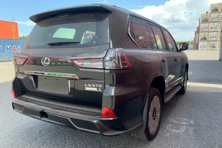 "Chuyên cơ mặt đất" Lexus LX570 Black Edition 2021 được trang bị động cơ V8 dung tích 5.7 lít sản sinh công suất tối đa là 362 mã lực và mô-men xoắn cực đại đạt 530 Nm. Kết hợp với động cơ là hộp số tự động 8 cấp và hệ dẫn động 4 bánh toàn thời gian, mang lại khả năng tăng tốc cho xe Lexus LX570 Black Edition 2021 từ vị trí xuất phát lên 100 km/h trong vòng thời gian 7,7 giây.