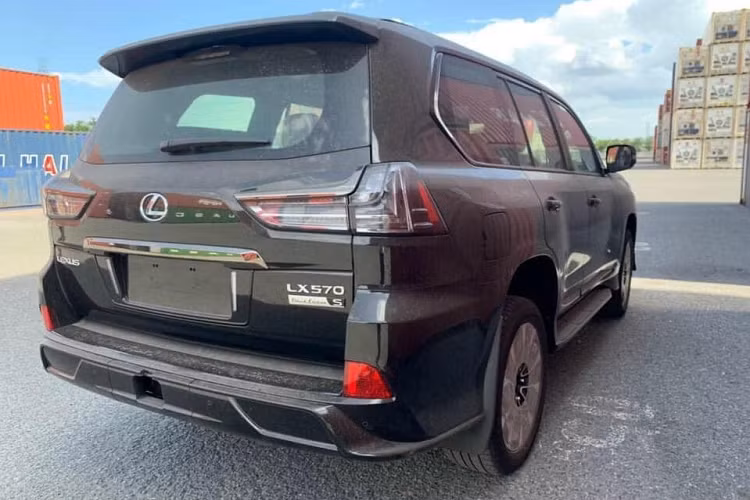 "Chuyên cơ mặt đất" Lexus LX570 Black Edition 2021 được trang bị động cơ V8 dung tích 5.7 lít sản sinh công suất tối đa là 362 mã lực và mô-men xoắn cực đại đạt 530 Nm. Kết hợp với động cơ là hộp số tự động 8 cấp và hệ dẫn động 4 bánh toàn thời gian, mang lại khả năng tăng tốc cho xe Lexus LX570 Black Edition 2021 từ vị trí xuất phát lên 100 km/h trong vòng thời gian 7,7 giây.
