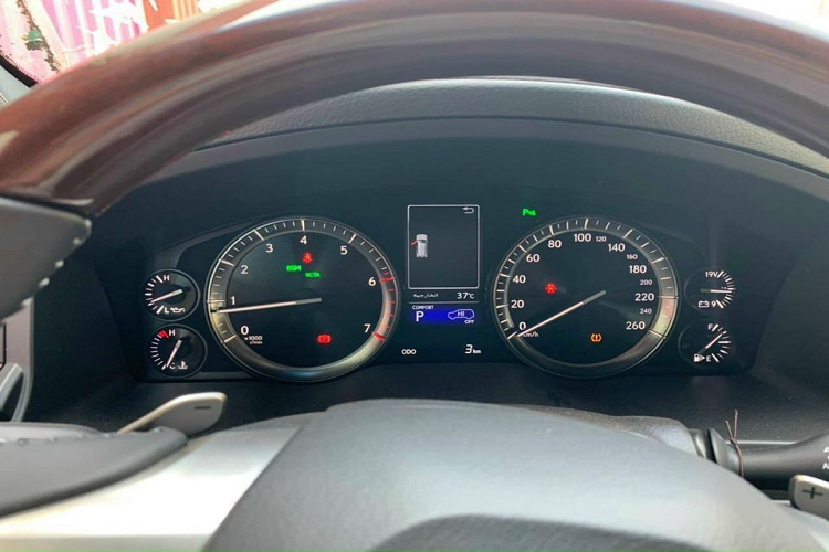 Bên trong khoang lái của SUV hạng sang Lexus LX570 Black Edition 2021 có nội thất bọc da màu đỏ với điểm nhấn là các chi tiết màu đen, mạ crôm và cả ốp gỗ. Phía sau 2 hàng ghế ngồi có màn hình giải trí riêng biệt do được nhập từ Trung Đông. Chiếc Lexus LX570 Black Edition 2021 đầu tiên về Việt Nam có 7 chỗ ngồi với hàng ghế thứ 3 gập lại gọn gàng tạo không gian rộng hơn cho khoang hành lý. Xe có màn hình giải trí 12,3 inch, hệ thống Lexus Enform và hệ thống loa Mark Levinson hiện đại.