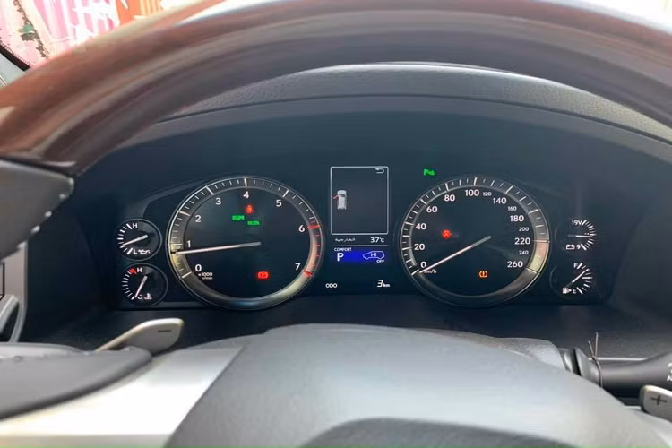 Bên trong khoang lái của SUV hạng sang Lexus LX570 Black Edition 2021 có nội thất bọc da màu đỏ với điểm nhấn là các chi tiết màu đen, mạ crôm và cả ốp gỗ. Phía sau 2 hàng ghế ngồi có màn hình giải trí riêng biệt do được nhập từ Trung Đông. Chiếc Lexus LX570 Black Edition 2021 đầu tiên về Việt Nam có 7 chỗ ngồi với hàng ghế thứ 3 gập lại gọn gàng tạo không gian rộng hơn cho khoang hành lý. Xe có màn hình giải trí 12,3 inch, hệ thống Lexus Enform và hệ thống loa Mark Levinson hiện đại.