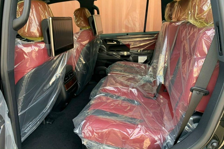 Nhìn bên ngoài mẫu xe Lexus LX570 Black Edition 2021 mới xuất hiện tại dải đất hình chữ S dễ nhận ra sự khác biệt so với đời cũ ở chi tiết lưới tản nhiệt hoàn toàn mới của bản nâng cấp này mang kiểu dáng 3D rất cá tính và sang trọng. Hai hốc gió bên hông cũng như đèn pha không thay đổi diện mạo.