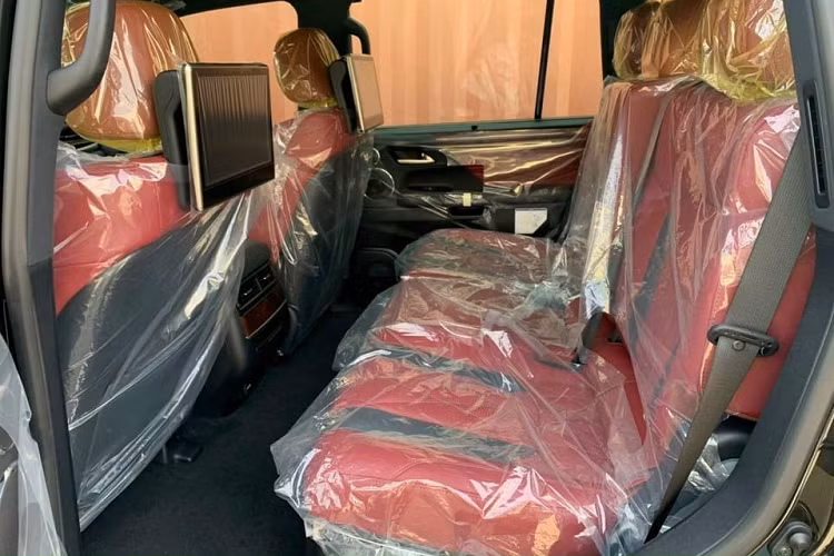 Nhìn bên ngoài mẫu xe Lexus LX570 Black Edition 2021 mới xuất hiện tại dải đất hình chữ S dễ nhận ra sự khác biệt so với đời cũ ở chi tiết lưới tản nhiệt hoàn toàn mới của bản nâng cấp này mang kiểu dáng 3D rất cá tính và sang trọng. Hai hốc gió bên hông cũng như đèn pha không thay đổi diện mạo.