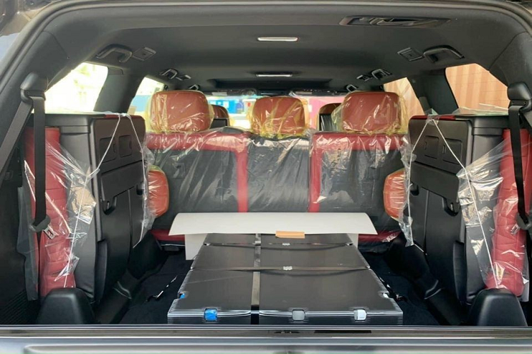 Vòng ra bên hông xe, chiếc SUV hạng sang Lexus LX570 Black Edition phiên bản 2021 nhận về sự thay đổi đắt giá ở bộ mâm 5 chấu kép thiết kế mới và được sơn 2 tông màu tương phản thay vì kiểu mâm 10 chấu đơn thiết kế bất tương xứng và hoàn thành với tông màu đen. Đuôi xe của Lexus LX570 Black Edition 2021 có đèn hậu LED đậm hơn và logo Black Edition S tạo điểm nhấn đặc biệt cho ngoại thất của chiếc xe SUV hạng sang này.