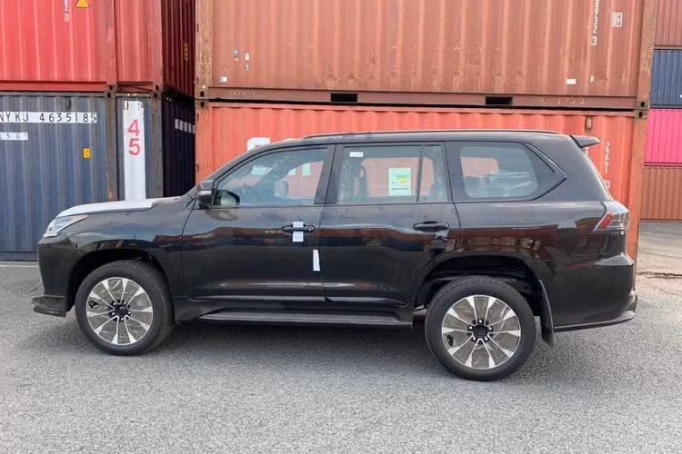 “Dap thung” Lexus LX570 Black Edition 2021 gan 10 ty ve Viet Nam