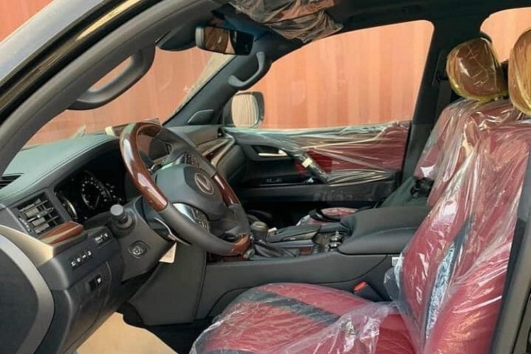 Một số thông tin cho biết, đây chính là chiếc SUV hạng sang Lexus LX570 Black Edition 2021 đầu tiên về Việt Nam, các đại gia Việt cần bỏ ra số tiền ít nhất gần 10 tỷ đồng để trải nghiệm phiên bản nâng cấp mới nhất của Lexus LX570 Black Edition. Trong khi đó, giá xe Lexus LX570 chính hãng tại Việt Nam đã 8,34 tỷ đồng cho bản tiêu chuẩn.