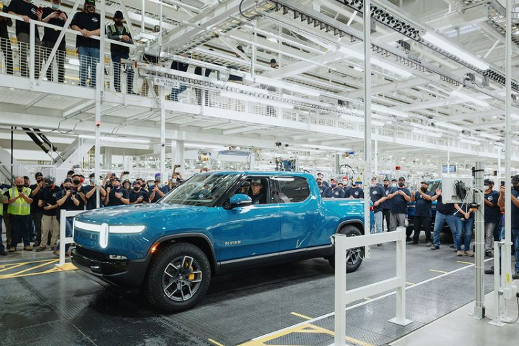 Chiếc Rivian R1T 2022 đầu tiên vừa chính thức lăn bánh khởi dây chuyền lắp ráp ở nhà máy Normal (Illinois) trước sự cổ vũ của đội ngũ nhân viên nơi đây. Nó sẽ là chiếc R1T sản xuất đầu tiên được giao cho khách hàng.