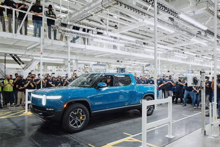 Chiếc Rivian R1T 2022 đầu tiên vừa chính thức lăn bánh khởi dây chuyền lắp ráp ở nhà máy Normal (Illinois) trước sự cổ vũ của đội ngũ nhân viên nơi đây. Nó sẽ là chiếc R1T sản xuất đầu tiên được giao cho khách hàng.