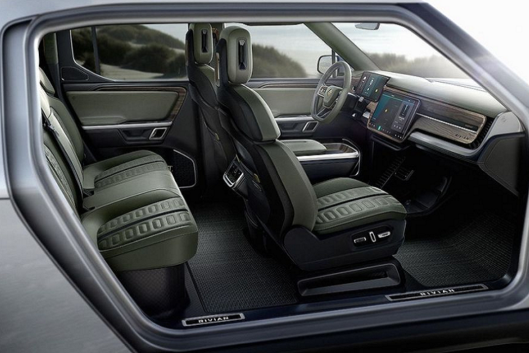 Rivian đưa tới cho khách hàng của R1T ba sự lựa chọn về pin bao gồm 150 kWh, 130 kWh và 180 kWh, tương ứng với phạm vi hoạt động tối đa 370 km, 482 km và 643 km trong mỗi lần sạc đầy.