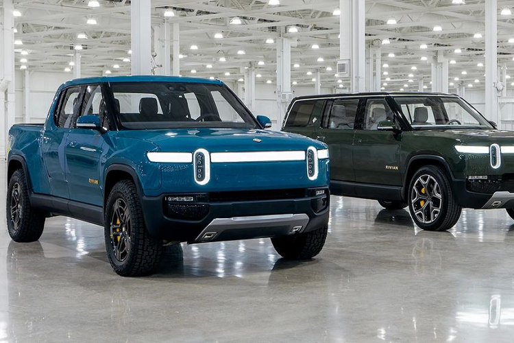 Về thiết kế, Rivian R1T 2022 chạy điện sở hữu hệ thống đèn chiếu sáng độc đáo với cụm đèn pha hình "con nhộng" cùng dải đèn LED 2 tầng kéo dài xuyên suốt đầu xe. Kích thước tổng thể của R1T là 5.700 x 2.180 x 1.820 mm (DxRxC), trọng tải 798 kg với khả năng kéo 5 tấn. Khung xe được làm từ vật liệu tổng hợp và gỗ cao cấp.