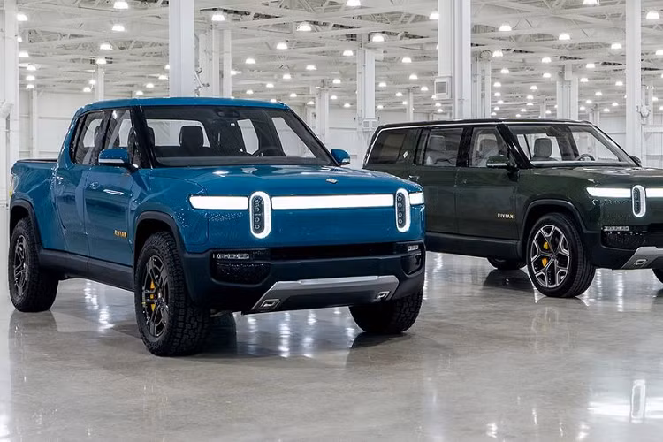 Về thiết kế, Rivian R1T 2022 chạy điện sở hữu hệ thống đèn chiếu sáng độc đáo với cụm đèn pha hình "con nhộng" cùng dải đèn LED 2 tầng kéo dài xuyên suốt đầu xe. Kích thước tổng thể của R1T là 5.700 x 2.180 x 1.820 mm (DxRxC), trọng tải 798 kg với khả năng kéo 5 tấn. Khung xe được làm từ vật liệu tổng hợp và gỗ cao cấp.