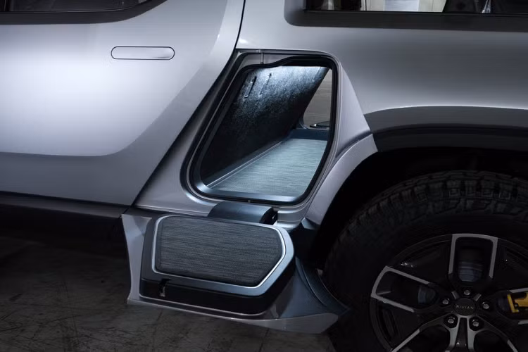 Một số tính năng đáng chú ý khác trên mẫu bán tải điện gồm nội thất cao cấp đủ chỗ cho 5 người, thùng xe chống nước tích hợp cốp để hành lý có dung tích 350 lít, nhiều chỗ trống bên dưới sàn xe để tăng khả năng chứa đồ, cốp phụ phía sau hàng ghế thứ 2 được thiết kế kín...