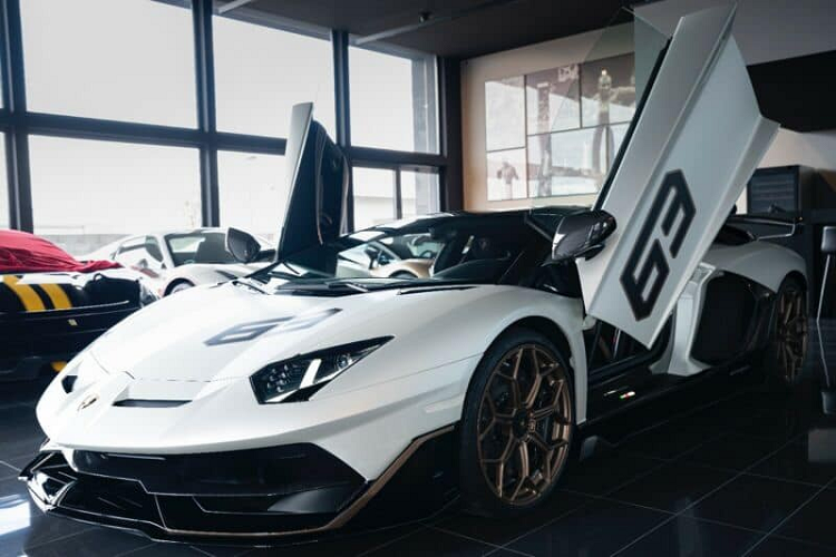 Ngoài ra, 63 chiếc xe Lamborghini Aventador SVJ63 sẽ có logo 1di63 thay vì 1di900 như 3 chiếc Lamborghini Aventador SVJ xuất hiện tại Việt Nam. Lamborghini Aventador SVJ63 vẫn được trang bị khối động cơ V12, dung tích 6,5 lít, sản sinh ra công suất tối đa 759 mã lực và mô-men xoắn cực đại 720 Nm. Động cơ kết hợp cùng hộp số ISR bảy tốc độ và hệ thống dẫn động bốn bánh.