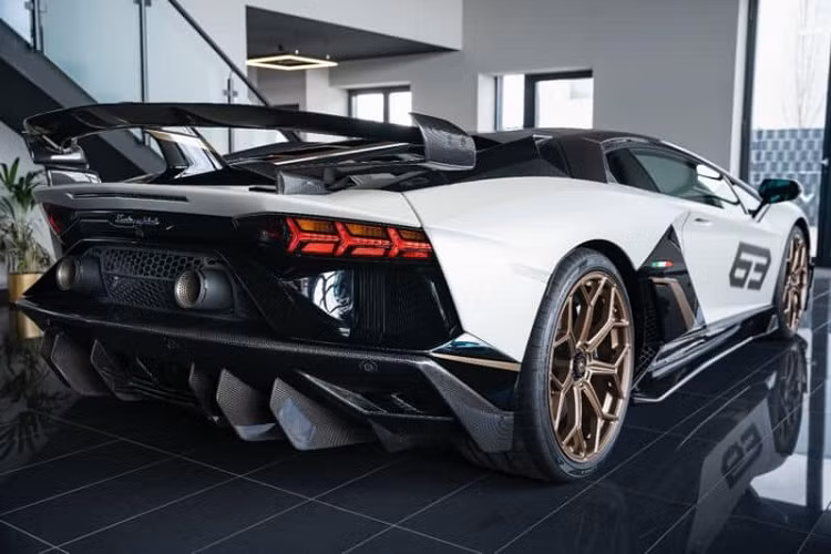 Logo số 63 ở nắp capô hay 2 bên thành cửa xe cũng là điểm nhấn quan trọng trên phiên bản Lamborghini Aventador SVJ63. 1 số siêu xe giới hạn Lamborghini Aventador SVJ63 đang được rao bán lại với mức giá lên đến 15 tỷ đồng, nếu về nước và ra biển trắng, giá xe Lamborghini Aventador SVJ63 có thể trên 65 tỷ đồng.