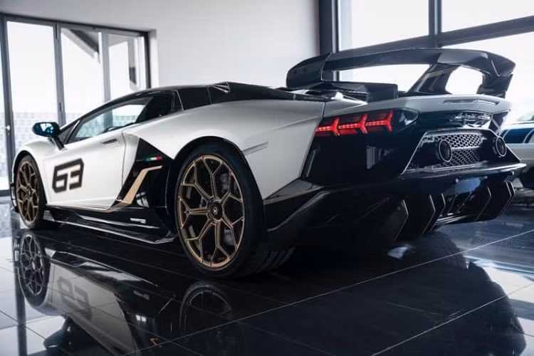 Những trang bị ấn tượng này cho phép Lamborghini Aventador SVJ63 tăng tốc từ vị trí đứng yên lên 100 km/h chỉ trong thời gian 2,8 giây và 0-200 km/h trong 8,8 giây. Vận tốc tối đa của siêu xe Lamborghini Aventador SVJ63 Coupe sẽ là 350 km/h.