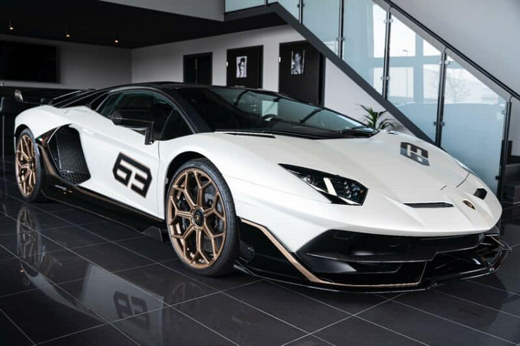 Cũng chính vì điều này mà nhiều đại gia Việt đã tranh thủ mua bản tiêu chuẩn Lamborghini Aventador SVJ giới hạn 900 chiếc và đã có 3 chiếc về nước. Nhưng mới nay, 1 người chuyên mua bán siêu xe có tiếng ở Sài thành đã hé lộ có sẵn 1 chiếc siêu xe Lamborghini Aventador SVJ63 để các khách hàng Việt có thể chơi.