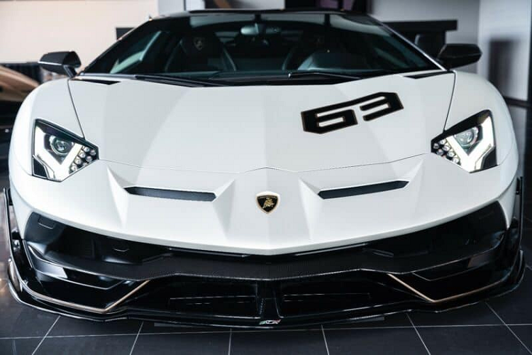 Dòng siêu xe Lamborghini Aventador SVJ được sản xuất giới hạn tổng cộng 963 chiếc trên toàn thế giới, trong đó, chỉ có 900 chiếc xe thuộc bản tiêu chuẩn và số còn lại mang tên gọi Lamborghini Aventador SVJ63 đặc biệt chỉ được bán ra dành cho các khách hàng VIP.