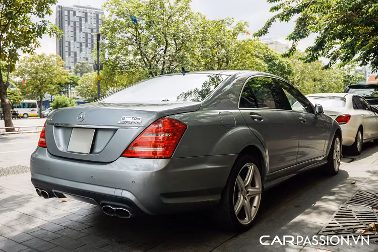 Hai phiên bản này không có nhiều sự khác biệt về mặt thiết kế, tuy nhiên giá xe Mercedes-Benz S65 AMG W221 lại cao hơn đáng kể do sử dụng cỗ máy V12 dung tích "khủng". Có lẽ chính vì lý do này mà những chiếc S65 về Việt Nam chỉ có thể đếm trên đầu ngón tay, trong khi đó người anh em S63 AMG lại có số lượng khá lớn.