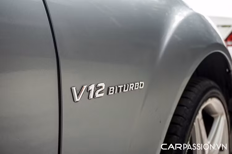 Phần đầu xe có tạo hình hầm hố với các khe hút gió được mở rộng và bổ sung thêm dải LED định vị, lưới tản nhiệt 4 nan đơn được đính logo ngôi sao ba cánh. Nắp ca-pô dập gân nổi và trang bị các khe thoát khí cho khối động cơ phía dưới.