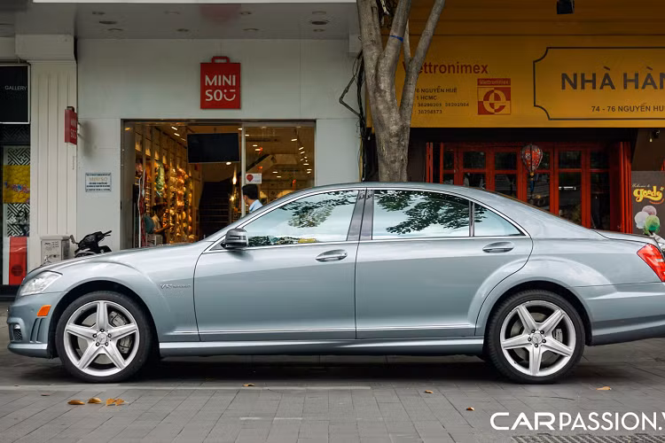 Động cơ của xe được ốp sợi carbon, đi cùng với đó là chữ ký của người thợ đã lắp ráp thủ công theo triết lý "One Man, One Engine" (mỗi người một động cơ). Ở thời điểm mới về Việt Nam, giá xe Mercedes-Benz S65 AMG W221 được các doanh nghiệp nhập khẩu tư nhân chào bán đến 16 tỷ đồng. Đây cũng là mẫu xe từng có thời gian dài nắm giữ ngôi vị cao nhất cho danh hiệu chiếc sedan nhanh nhất thế giới.