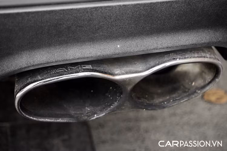 Khoang nội thất trên S65 AMG là sự kết hợp hài hoà giữa tính sang trọng và thể thao, ghế ngồi đính logo AMG và toàn bộ cabin đều được bọc da cao cấp. Điểm nhấn của khoang lái chính là đồng hồ cơ đắt giá của thương hiệu IWC và logo V12 trên bảng điều khiển. Hàng ghế thứ hai có không gian rộng rãi, đi kèm với hệ thống điều hoà độc lập.