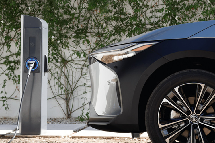 Toyota bZ4X Vision được trang bị bộ mâm 20 inch thiết kế độc đáo, cảm biến sau hỗ trợ lùi/đỗ xe với chức năng phanh tự động, hỗ trợ đỗ xe tự động, ghế ngồi bọc da tổng hợp, ghế trước có sưởi/thông gió, vô lăng có sưởi, chìa khóa kỹ thuật số và cửa cốp chỉnh điện với cảm biến đá cốp - tất cả đều có mặt dưới dạng tiêu chuẩn.