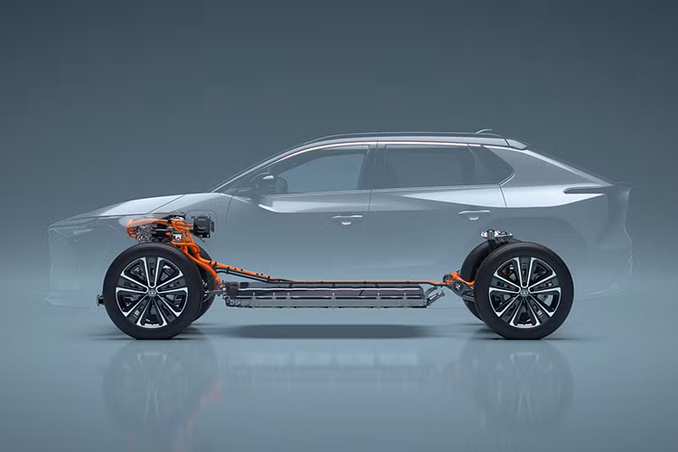 Phiên bản Premiere Edition sở hữu các tính năng trang bị tiêu chuẩn tương tự như Motion kể trên và được bổ sung thêm cửa sổ trời toàn cảnh, hệ thống âm thanh JBL cao cấp 9 loa, hệ dẫn động 4 bánh toàn thời gian. Giá xe Toyota bZ4X Premiere Edition có mức bán khởi điểm từ 51.550 bảng Anh (khoảng 1,58 tỷ đồng).