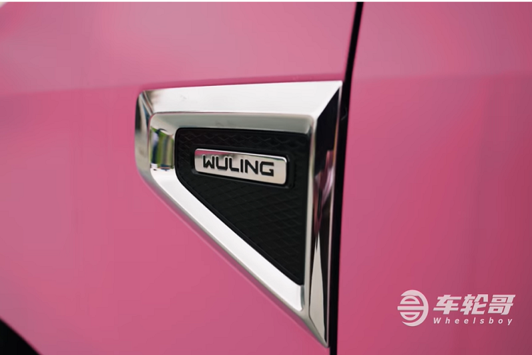 Cân nhắc chi phí, đây là điều không gây bất ngờ, và hoàn toàn phù hợp với một chiếc bán tải được thiết kế làm “ngựa thồ” hàng ngày. Một điểm cộng là nội thất có trang bị hệ thống thông tin giải trí hiện đại với kết nối Bluetooth.