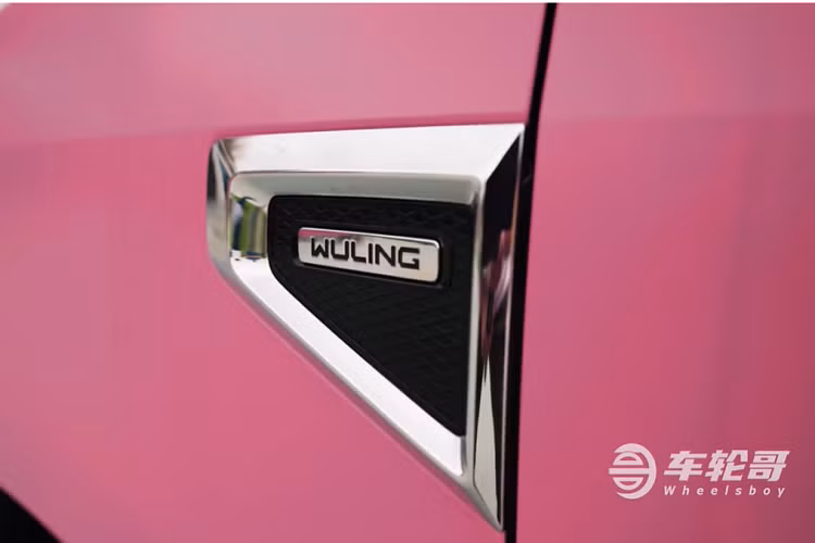 Cân nhắc chi phí, đây là điều không gây bất ngờ, và hoàn toàn phù hợp với một chiếc bán tải được thiết kế làm “ngựa thồ” hàng ngày. Một điểm cộng là nội thất có trang bị hệ thống thông tin giải trí hiện đại với kết nối Bluetooth.