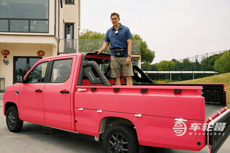 Khi chạy thực tế trên đường, động cơ 98 mã lực tất nhiên không thể đem lại cảm giác tốc độ đã đời, và một thùng xe chứa hàng hóa sẽ còn khiến nó chậm hơn nữa. Hệ thống treo phía sau khá nẩy khi đi qua ổ gà. Nhìn chung, chiếc xe rất dễ lái, và hoạt động khá trơn tru.