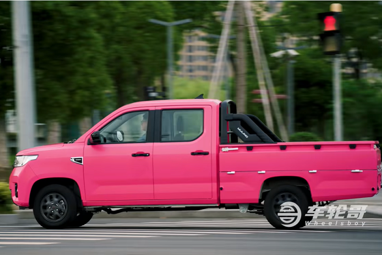 Wuling Fighting của Trung Quốc có trang bị một động cơ 4 xi-lanh dung tích 1.5 lít, sản sinh khiêm tốn 98 mã lực và 140 Nm mô-men xoắn cực đại, phối hợp với một hộp số sàn 5 cấp và hệ dẫn động cầu sau. Kích thước xe thực sự nhỏ gọn với chiều dài 5.105 mm, nhưng thùng xe lại dài tới 2.000 mm. Để dễ hình dung, chiều dài thùng xe tiêu chuẩn cho một chiếc Chevrolet Silverado là 2.018 mm. Do vậy, ta có thể cảm nhận rằng Fighting là một chiếc bán tải nhỏ mà thực dụng.