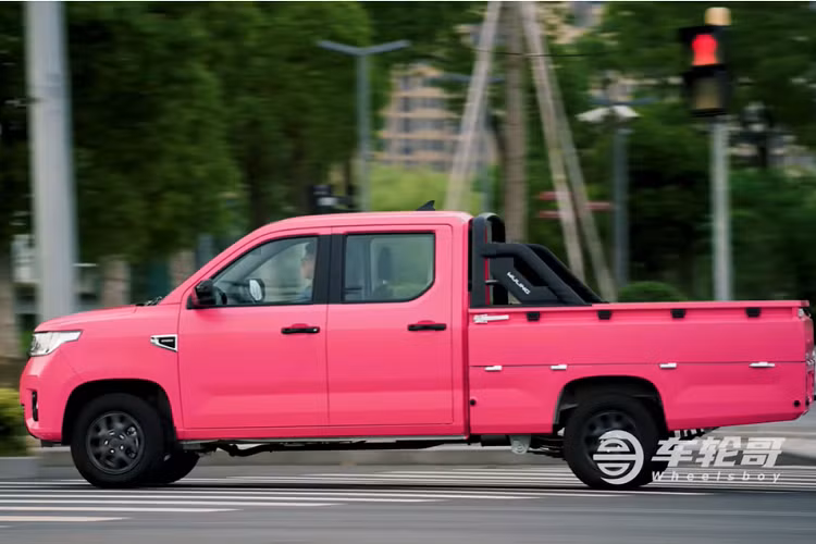 Wuling Fighting của Trung Quốc có trang bị một động cơ 4 xi-lanh dung tích 1.5 lít, sản sinh khiêm tốn 98 mã lực và 140 Nm mô-men xoắn cực đại, phối hợp với một hộp số sàn 5 cấp và hệ dẫn động cầu sau. Kích thước xe thực sự nhỏ gọn với chiều dài 5.105 mm, nhưng thùng xe lại dài tới 2.000 mm. Để dễ hình dung, chiều dài thùng xe tiêu chuẩn cho một chiếc Chevrolet Silverado là 2.018 mm. Do vậy, ta có thể cảm nhận rằng Fighting là một chiếc bán tải nhỏ mà thực dụng.