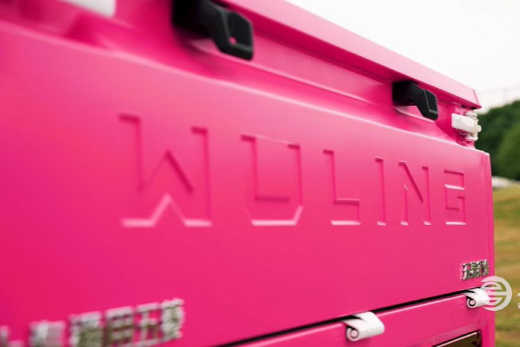 Bên trong, “Wheelsboy” lưu ý rằng chất lượng vật liệu nội thất tương đối nghèo nàn, nhưng không đến mức không thể chấp nhận được.