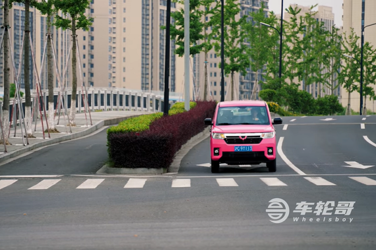 Đầu tiên, chúng ta cần phải đề cập đến màu sơn “chói mắt” của chiếc xe. Người mua thông thường không thể có được màu sơn hồng Pepto Bismol này từ nhà máy. Nhà sản xuất Wuling đã tặng chiếc bán tải này cho một cặp đôi người ảnh hưởng trên mạng xã hội ở Trung Quốc, và họ quyết định bọc chiếc xe màu hồng cho đám cưới của mình.