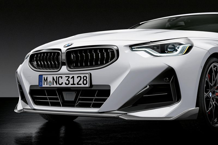 Chủ sở hữu của BMW 2-Series Coupe 2022 độ M Performance cũng có thể đặt mua viền bao lưới tản nhiệt bằng sợi carbon, ốp gương ngoại thất sợi carbon và ốp sườn carbon.