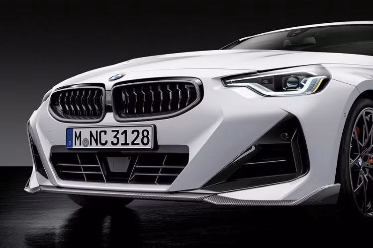 Chủ sở hữu của BMW 2-Series Coupe 2022 độ M Performance cũng có thể đặt mua viền bao lưới tản nhiệt bằng sợi carbon, ốp gương ngoại thất sợi carbon và ốp sườn carbon.