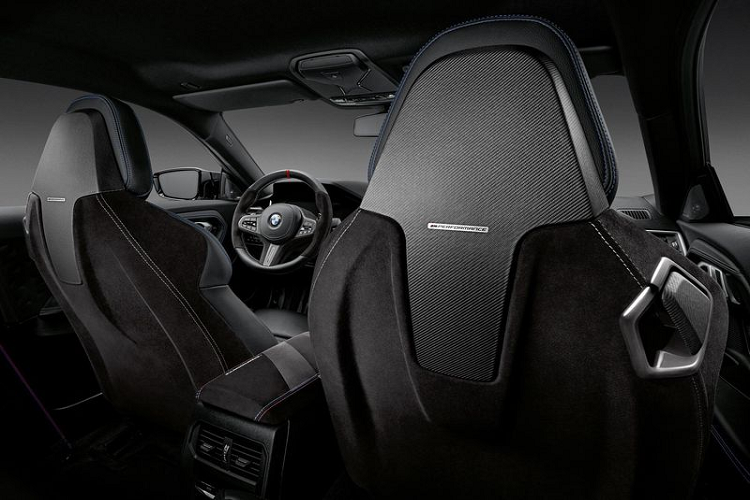 Phần đuôi xe cũng được sửa đổi một chút với cánh lướt gió sợi carbon cùng bộ khuếch tán mạnh mẽ và khách hàng sẽ có nhiều tùy chọn la-zăng mới đi kèm kẹp phanh màu đỏ tươi giúp chiếc xe càng cá tính hơn nữa.