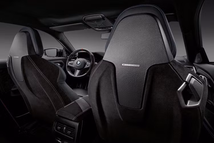 Phần đuôi xe cũng được sửa đổi một chút với cánh lướt gió sợi carbon cùng bộ khuếch tán mạnh mẽ và khách hàng sẽ có nhiều tùy chọn la-zăng mới đi kèm kẹp phanh màu đỏ tươi giúp chiếc xe càng cá tính hơn nữa.