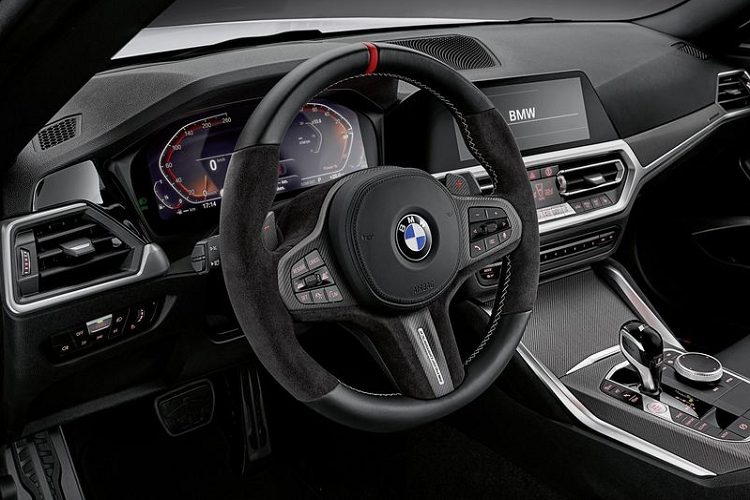 Đối với nội thất, BMW 2-Series Coupe thể thao sẽ nhận được một số yếu tố độc đáo, bao gồm lẫy chuyển số bằng sợi carbon, đèn chiếu sáng dưới cửa, các điểm nhấn bằng sợi carbon trên bảng điều khiển, ghế xô được làm bằng sợi carbon, thảm sàn đặc biệt, cần số mới và khóa cửa điện M Performance.