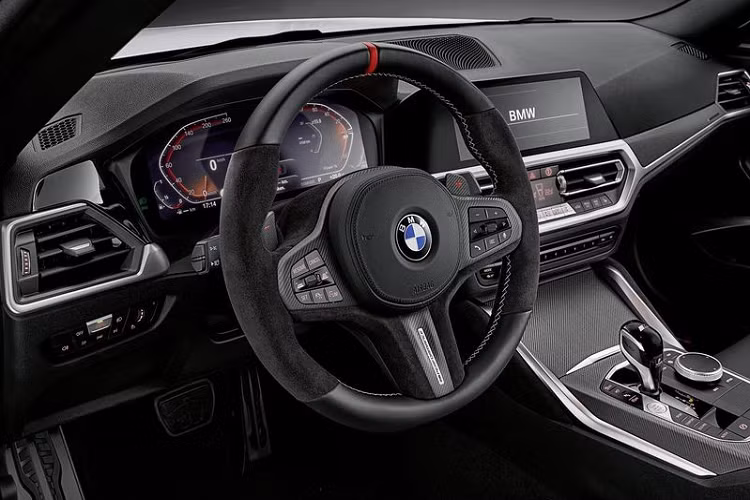 Đối với nội thất, BMW 2-Series Coupe thể thao sẽ nhận được một số yếu tố độc đáo, bao gồm lẫy chuyển số bằng sợi carbon, đèn chiếu sáng dưới cửa, các điểm nhấn bằng sợi carbon trên bảng điều khiển, ghế xô được làm bằng sợi carbon, thảm sàn đặc biệt, cần số mới và khóa cửa điện M Performance.