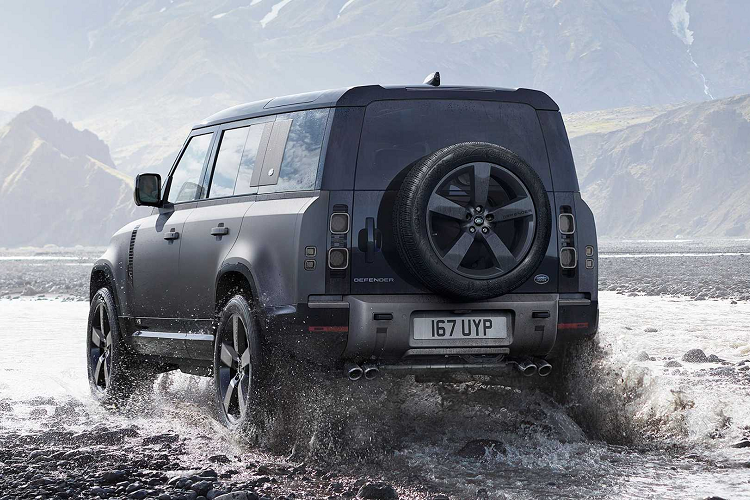 Các trang bị ngoại thất nổi bật trên Defender V8 Carpathian Edition có thể kể đến la-zăng hợp kim 5 chấu kích thước 22 inch, kẹp phanh sơn màu xanh Xenon, đĩa phanh đường kính 381 mm, hệ thống 4 ống xả, huy hiệu V8 trang trí bên hông xe...